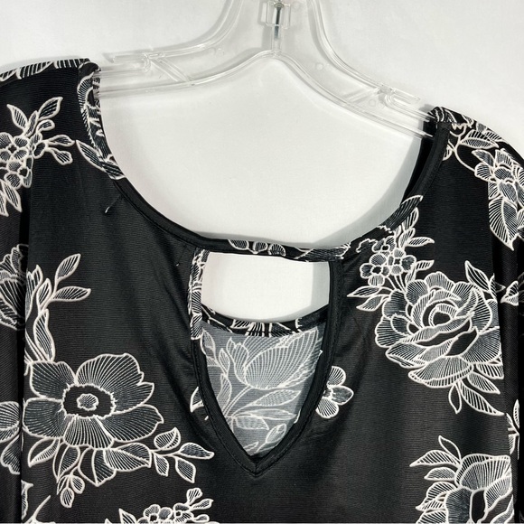 Stem & Vine Black & White Textured Floral Ruffle Sleeve Plus Size Blouse 2X - Picture 5 of 6